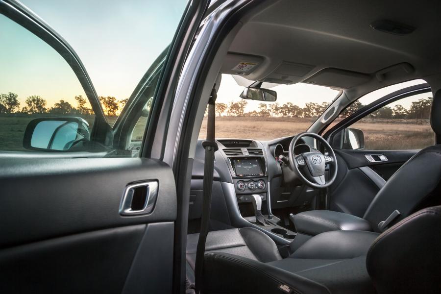 Интерьер Mazda BT-50 Dual Cab 2018 года  (AU) (фото 4 из 14)